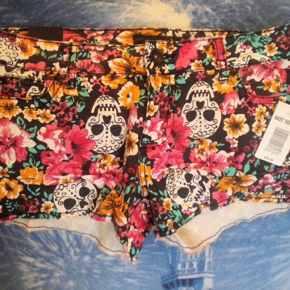Hot Topic Pants - Lovesick (Hot Topic) Hawaiian Floral Skull Shorts